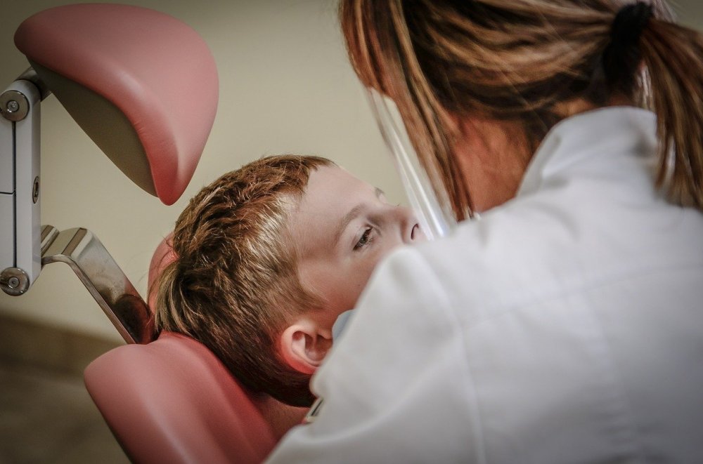Besök en tandläkare i Sollentuna med ditt barn