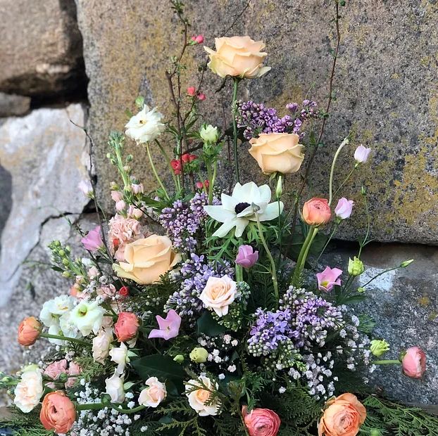 Begravningsblommor  en stillsam hälsning i sorgens stund